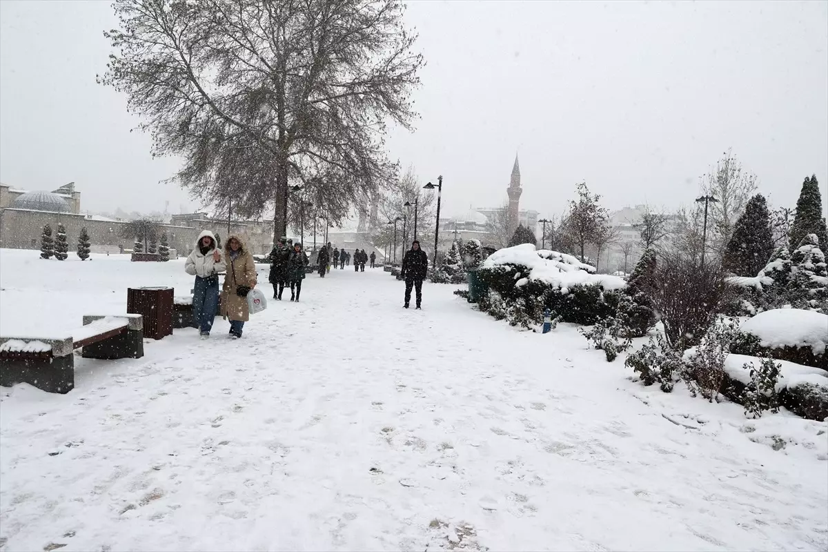 Sivas’ta Kar Yağışı Kenti Beyaza Bürüdü