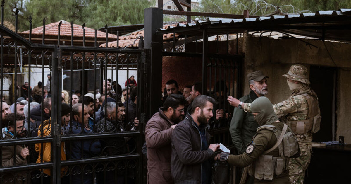 Suriye’de Esad rejimi unsurları silahlarını teslime ve yeni yönetime kayıt yaptırmaya devam ediyor