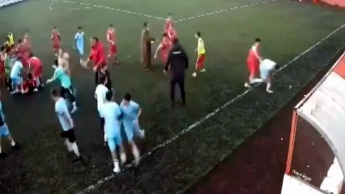 U-14 maçında antrenör kırmızı kart görünce futbolcular birbirine girdi
